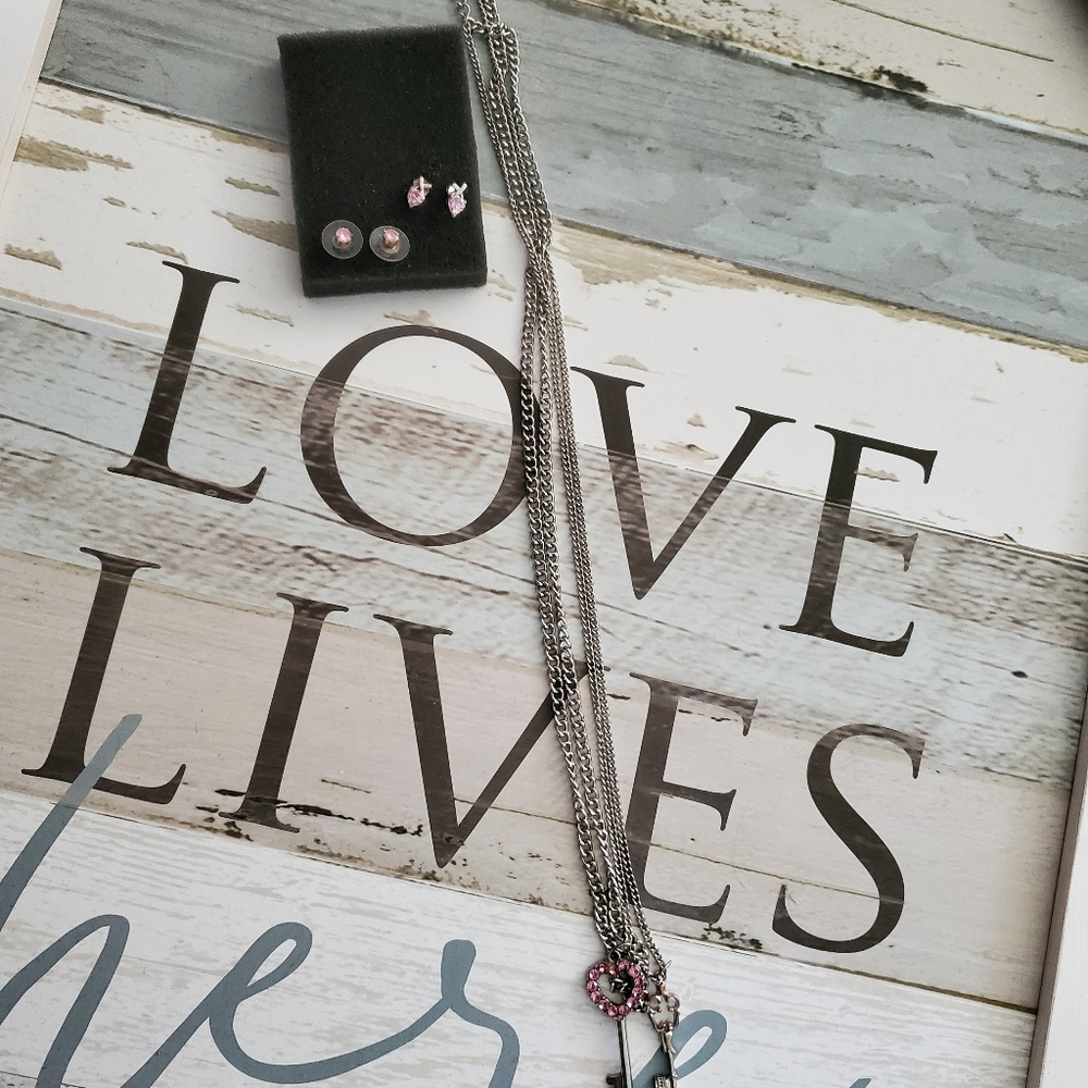 Pink Heart Key Necklace & 2 pairs of Pink Earrings - Picture 9 of 9